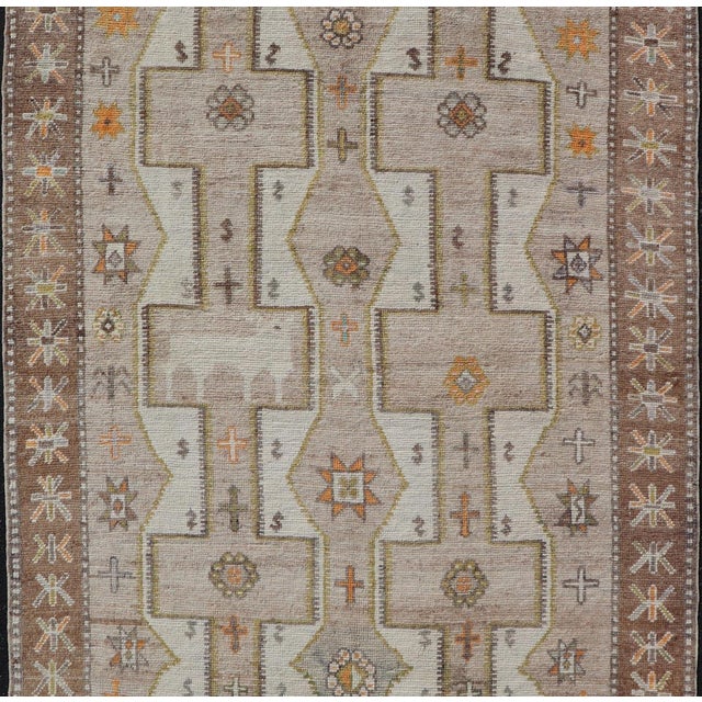 Geometric All-Over Design Gallery Turkish Oushak Rug in Soft Ivory and Taupe For Sale In Atlanta - Image 6 of 13
