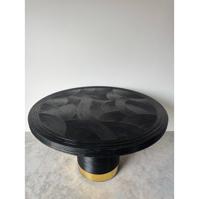 Hollywood Regency 1970s Gabriella Crespi–Style Black Painted Pencil Reed Rattan Round Dining Table With Brass Base For Sale - Image 3 of 12
