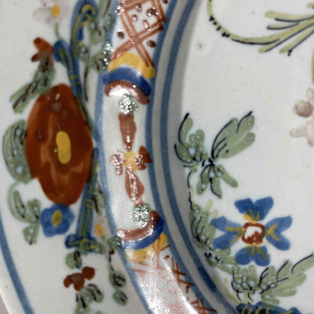 Baroque Majolica Plates with Carnation Decor from Manifattura Ferniani Faenza, Set of 2 For Sale - Image 3 of 7