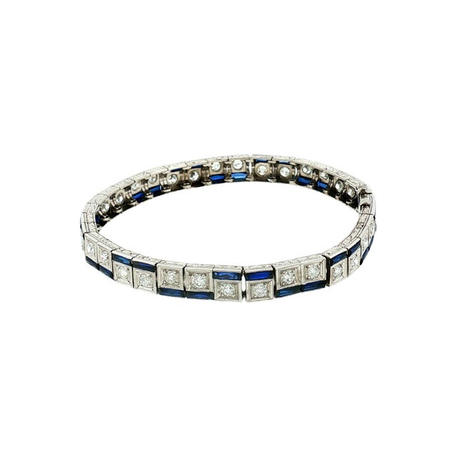 An exquisite Art Deco bracelet from the early 20th century. Crafted in platinum, it features alternating 36 old European...