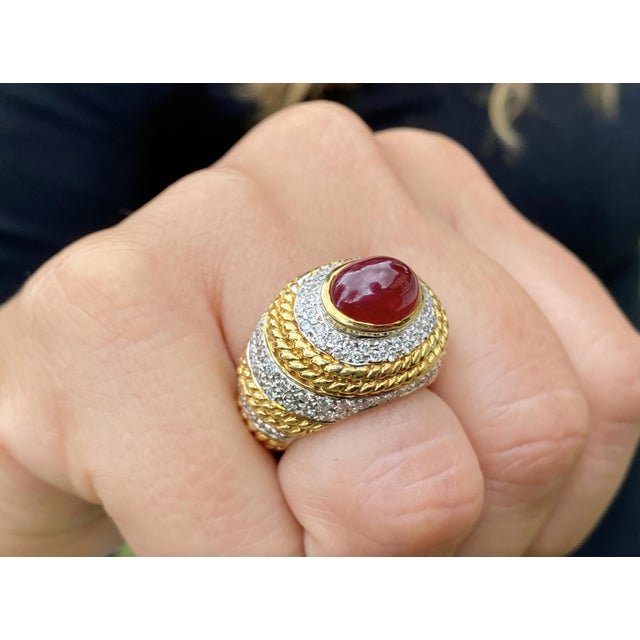 Vintage 5 Carat Cabochon Ruby, Diamond and 18k Gold Retro Bezel Rope Style Ring Size 6.5 For Sale In Miami - Image 6 of 9