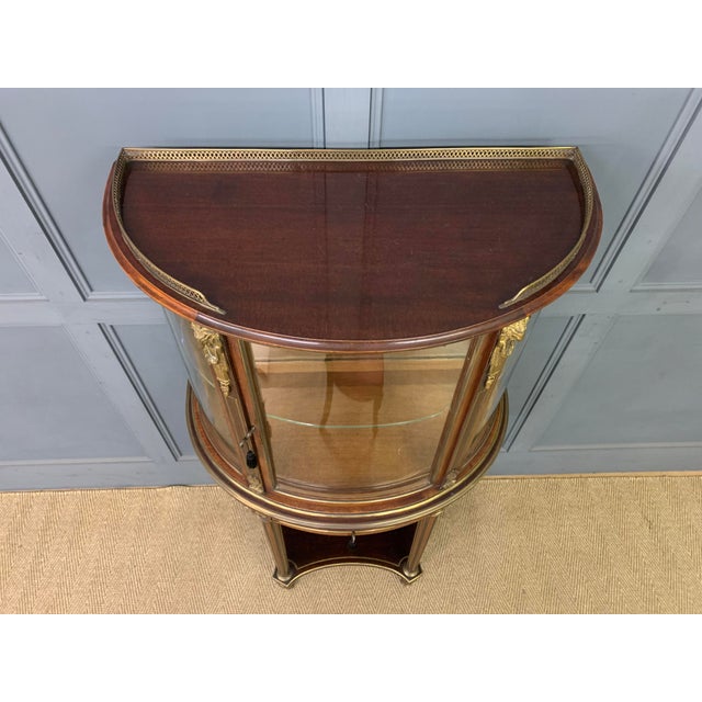 French Brass Inlaid Mahogany Demi Lune Vitrine, 1890 For Sale - Image 4 of 18