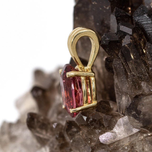 2020s Oval 8x6mm - 1ct Pink Tourmaline Pendant in 14k Solid Gold With Rabbit Bail For Sale - Image 5 of 7