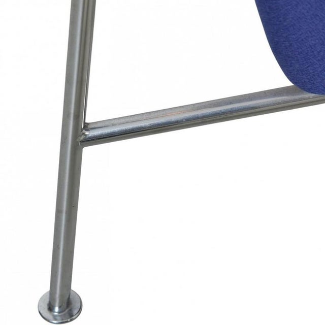 Model 3301 Lounge Chair in Blue Fabric by Arne Jacobsen, 1997 For Sale - Image 11 of 18