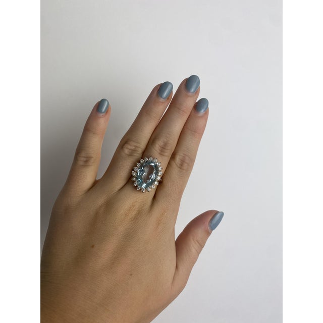 Stones: - aquamarine, 1 stone - oval cut - 17.5 x 12.45 x 7.68 mm - approximately 9 carats - diamonds, 18 stones - round...