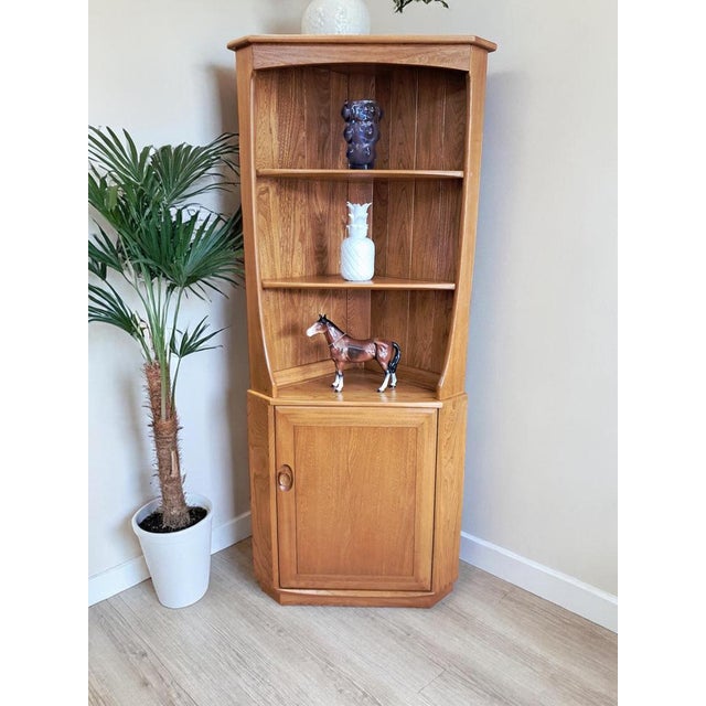 Ercol Mid-Century Modern Windsor Corner Cupboard in Elm by Lucian Ercolani for Ercol, 1980s For Sale - Image 4 of 18