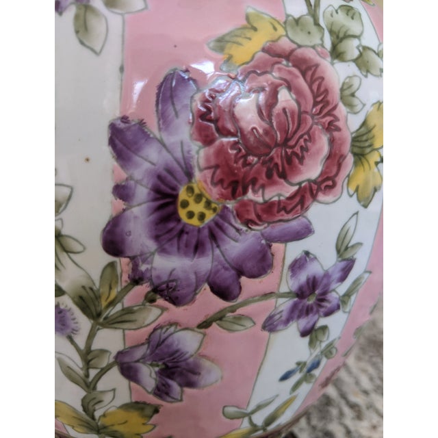 Vintage Chinoiserie Pink Chintz Ceramic Table Lamp With Pleated Lampshade For Sale In Charlotte - Image 6 of 15