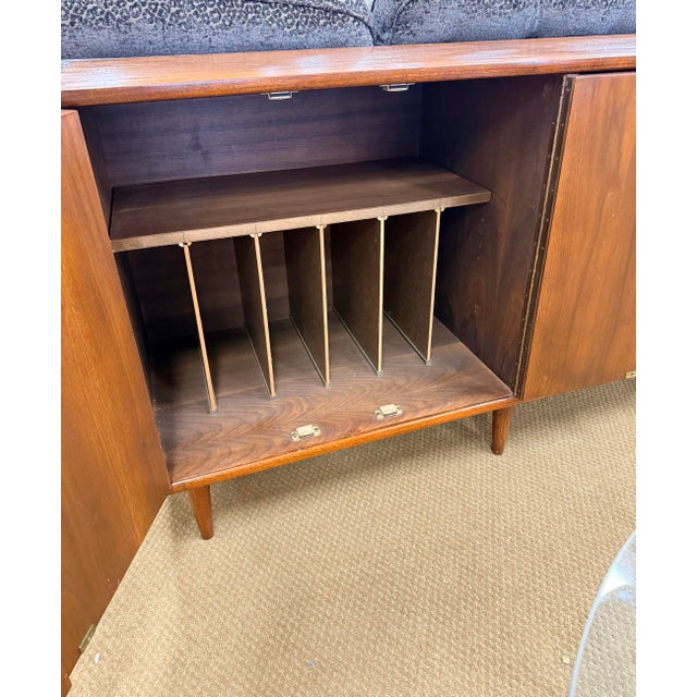 Mid Century Foster McDavid Walnut Credenza Sideboard Console Cabinet For Sale In New York - Image 6 of 9