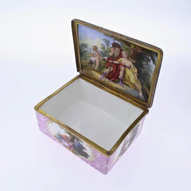 Paint Antique South Staffordshire or Battersea Enamel Table Snuff Box, 18th Century For Sale - Image 7 of 11