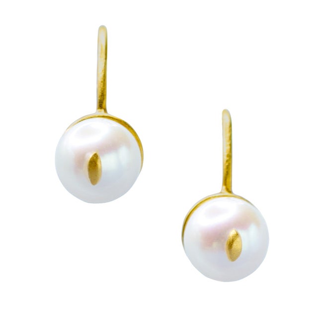 Modern Cat Eye Pearl 18K Gold Hook Earrings, A Pair For Sale - Image 3 of 10