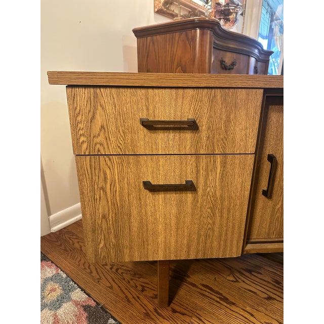 Mid 20th Century Modern Oak Veneer Credenza or Media Console With Sliding Doors and Drawers (Solid) For Sale - Image 9 of 11