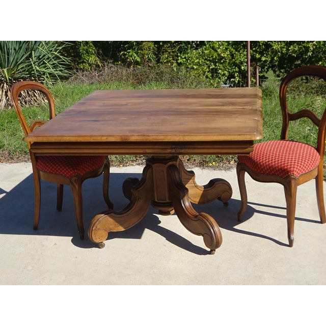 Beautiful 112cm x 112cm square Dupont-edge tabletop. The tabletop is composed of five 28mm thick solid walnut planks....