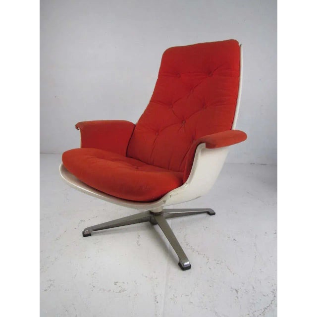 1970s Pair of Mid Century Fiberglass Swivel Lounge Chairs For Sale - Image 5 of 13