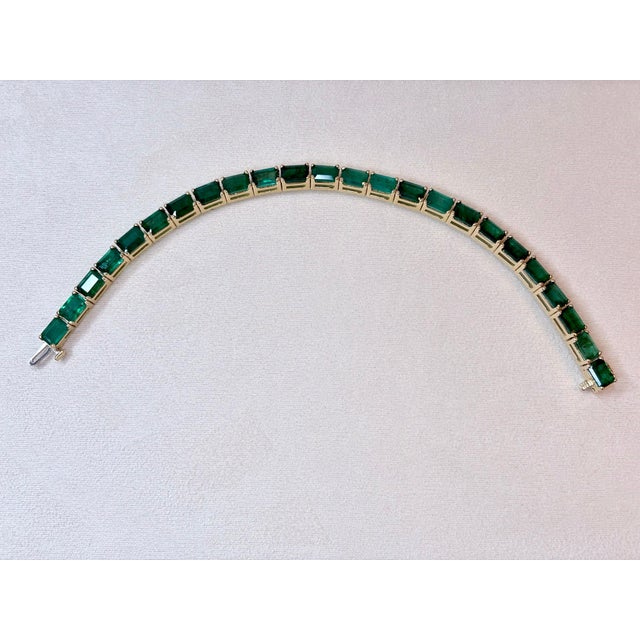 24 Carat Natural Emerald Tennis Bracelet, 14 Karat Yellow Gold, 17.5gm, 7 Inch For Sale - Image 4 of 8
