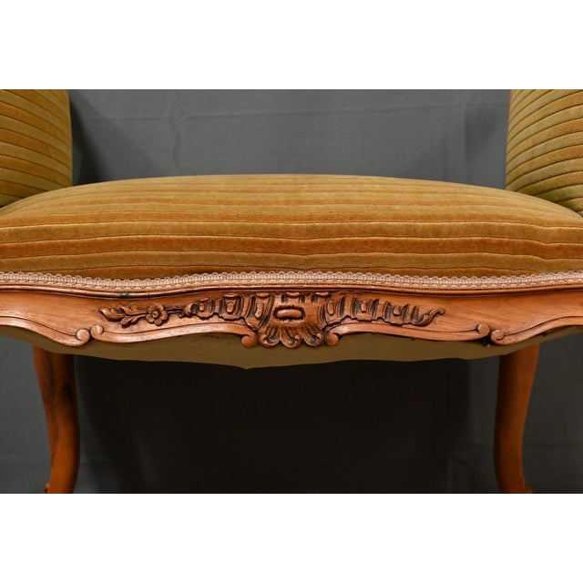Small Louis XV Style Bench with Armrests in Blond Mahogany, 1920s For Sale - Image 13 of 18