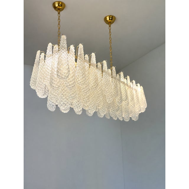 Elegant and contemporary “Conchiglie” chandelier in matt Gold 24k finishing. Very bright and lively Murano glass for...