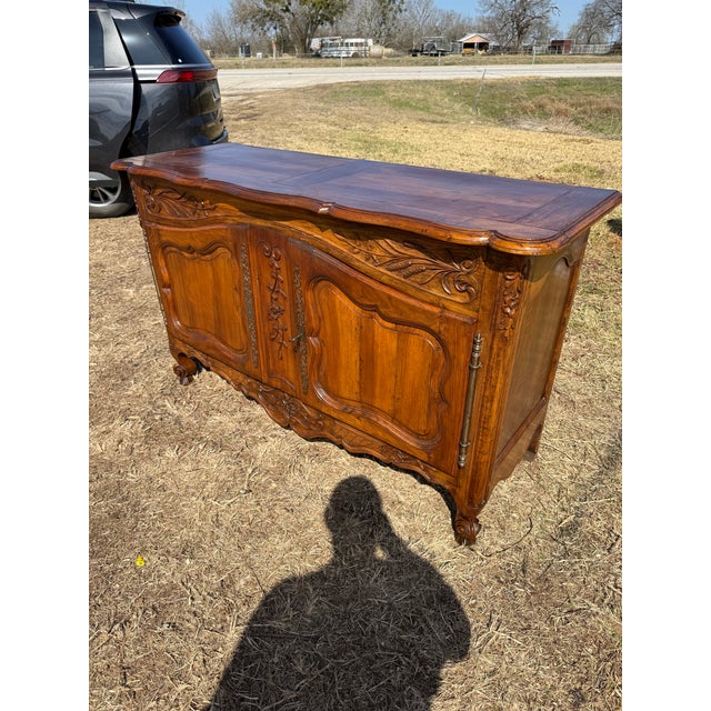 Fine 18th Century French Louis XV Provincial Solid Walnut Sideboard / Buffet. For Sale - Image 6 of 12