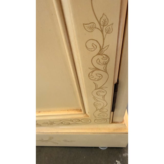 1980s John Widdicomb Neoclassical Lighted Display Cabinet in Cream Finish For Sale - Image 9 of 14