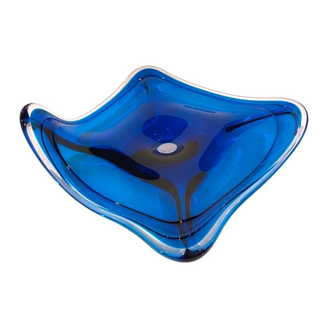 Huge blue stingray art glass centerpiece bowl. 21" x 19" x 6.5"H CONDITION: Excellent overall condition. Some minor...