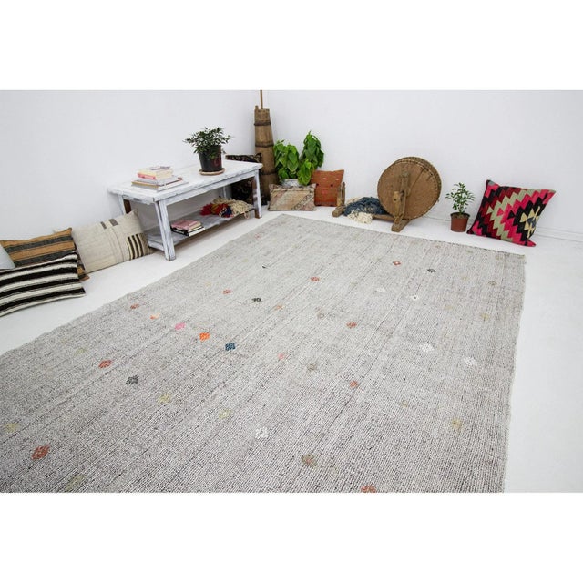 1960s Vintage Gray Turkish Kilim Rug- 6′9″ × 10′4″ For Sale In Los Angeles - Image 6 of 7