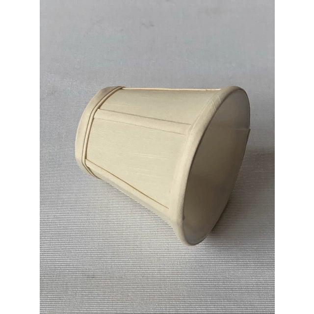 Good condition Update your lighting with this sophisticated cream-colored lampshade. Crafted with a beautiful slubbed...