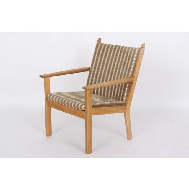 GE284 Armchair in Soaped Oak and Savak Wool by Hans J. Wegner for Getama, 1980s For Sale - Image 6 of 10