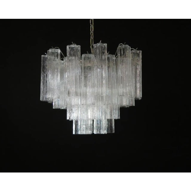 ALREADY WIRED FOR US/AU/EU Italian chandelier in Murano glass and nickel-plated metal structure. The armor polished nickel...