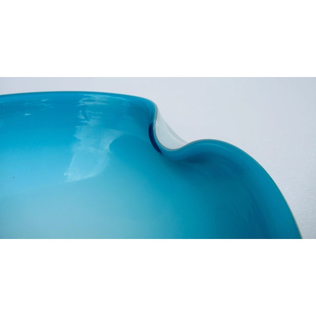 C.1960's Italian Alfredo Barbini Hand-Blown Murano Catchall, Decorative Bowl - Cerulean Blue Azure With White Outer Casing For Sale - Image 10 of 13
