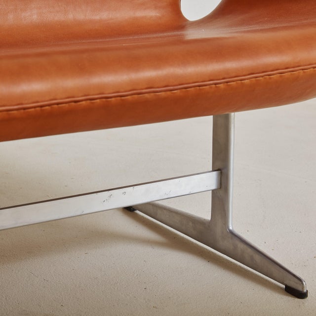Metal Cognac Leather Swan Sofa Model 3321 by Arne Jacobsen, Denmark 20th Century For Sale - Image 7 of 11