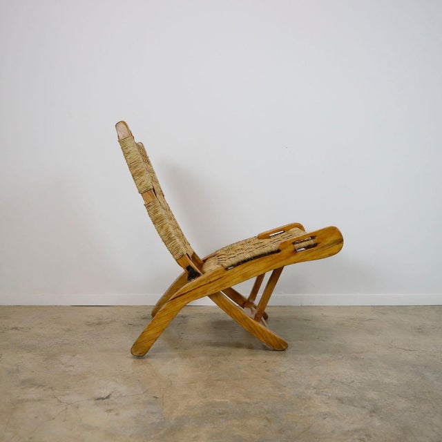 We offer this rare Mexican folding chair by Muebles Toluca, circa 1960. Made in solid pine wood and natural palm cords.