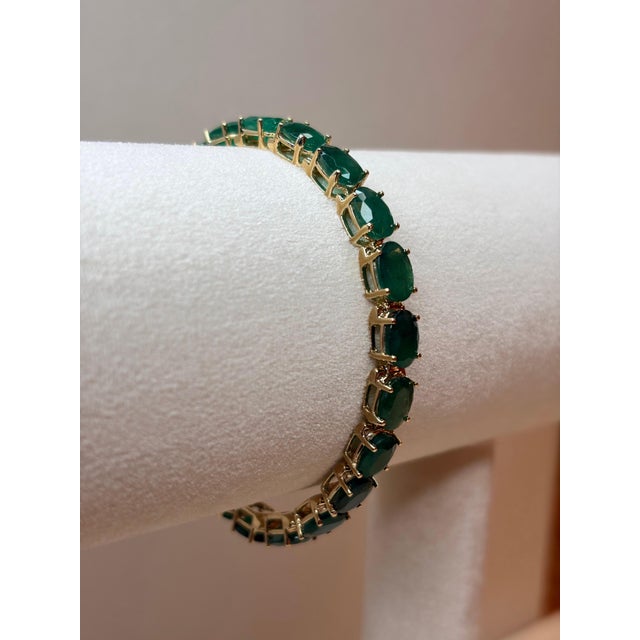 Modern 27 Carat Natural Emerald Tennis Bracelet, 14 Karat Yellow Gold, 16gm, 7 Inch For Sale - Image 3 of 8