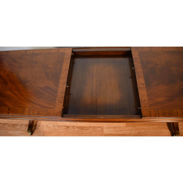 1930 English Regency Mahogany Banded Satinwood Coffee Table With Extending Leaf For Sale - Image 4 of 18