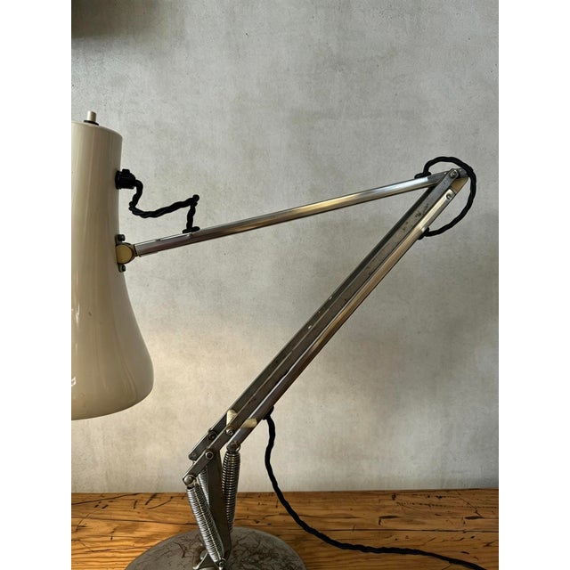 Beige Model 90 Anglepoise Table Lamp by George Carwardine for Herbert Terry & Sons, 1970s For Sale - Image 8 of 11