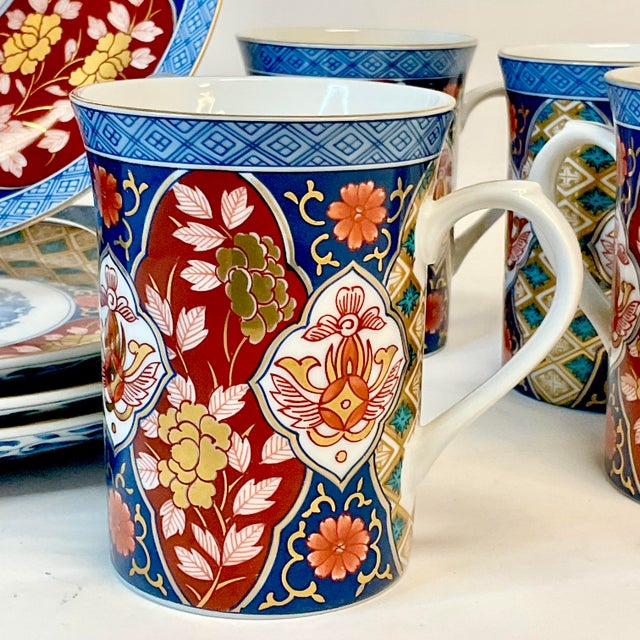 Cornflower Blue 1950s Vintage Chinoiserie Japanese Imari Luncheon Plates and Mugs - Set of 8. For Sale - Image 8 of 13