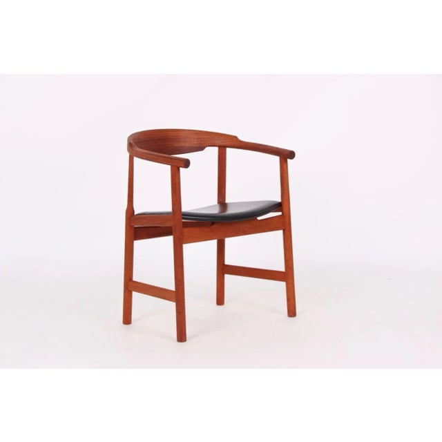 Nice armchair, model PP208. Solid oil-treated mahogany and black leather. Light traces of wear, mainly on the legs. This...