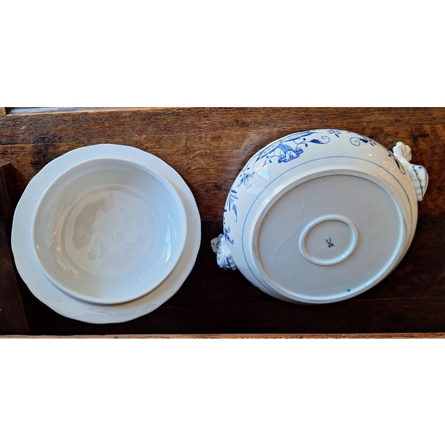 Onion Pattern Soup Tureen from Meissen, 1970s For Sale - Image 4 of 6