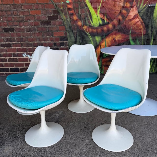 Knoll Vintage Eero Saarinen for Knoll, Tulip Chairs and a Tulip Table For Sale - Image 4 of 12
