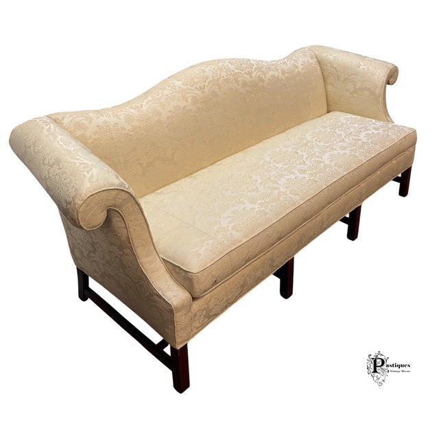 American Vintage Chippendale Style Mahogany Frame Camel Back Ivory Damask Print Upholstered Sofa For Sale - Image 3 of 10