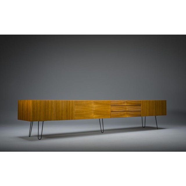 We also have a shelf and a hanging cabinet to complete the set. Dimensions hanging cabinet: 60x320x36cm