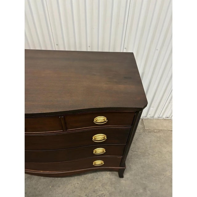 Hepplewhite Colonial Serpentine Hepplewhite Mahogany Chest For Sale - Image 3 of 12