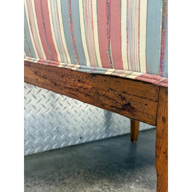 Early 19th Century Federal Style Upholstered Settee For Sale - Image 9 of 12