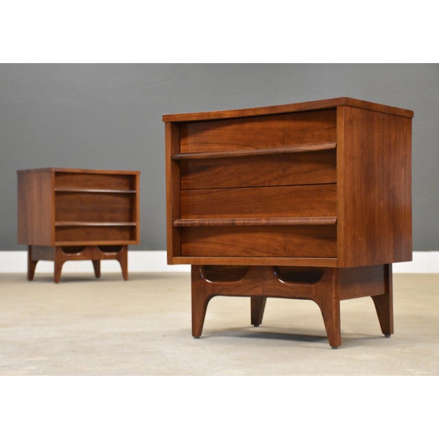 Mid-Century Modern Walnut Mid Century Nightstands by Young Manufacturing - A Pair For Sale - Image 3 of 11