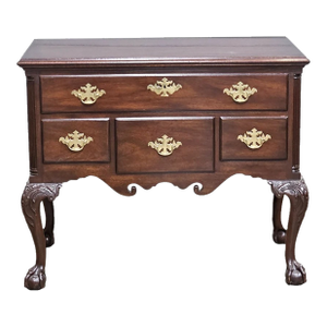 Late 20th Century Kittinger Cw-19 Colonial Williamsburg Chippendale Mahogany Lowboy Claw & Ball