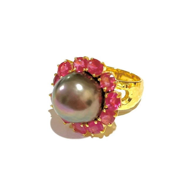 Contemporary Bochic “Orient” Tahiti South Sea & Multi Ruby Cluster Ring Set 18K & Silver, Size 8.5 For Sale - Image 3 of 4