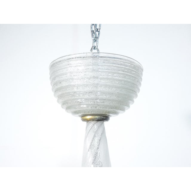 An extremely delicate and elegant chandelier by the famous Murano factory Barovier & Toso. Placed the center of the room,...