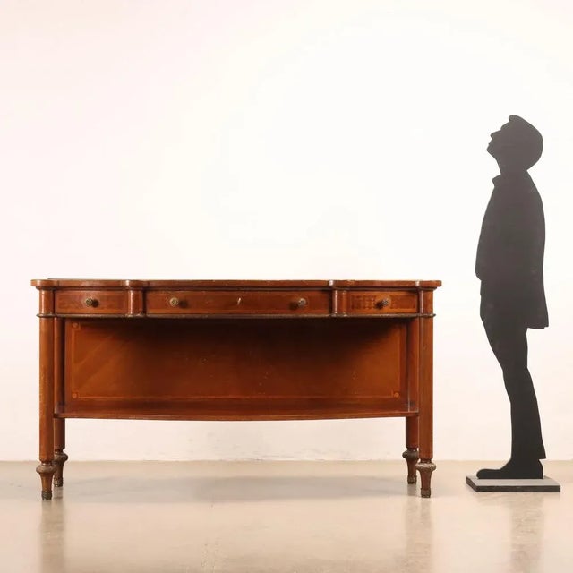 Chest of drawers supported by column uprights resting on turned feet, has a lower shelf and three drawers placed in the...