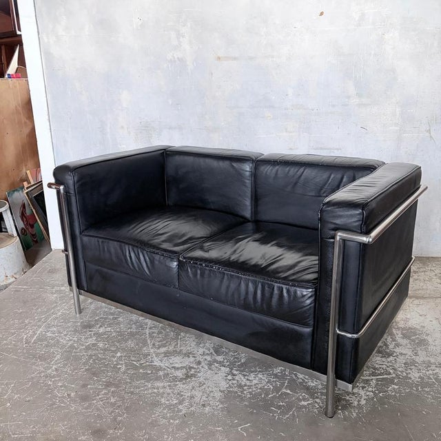 Black Mid-Century Black Leather and Chrome Two Seater Sofa by Le Corbusier For Sale - Image 8 of 10