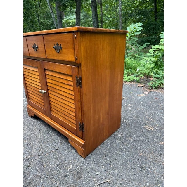Late 20th Century Vintage Early American Style Maple Buffet Server With Shutter Door Cabinet For Sale - Image 5 of 12