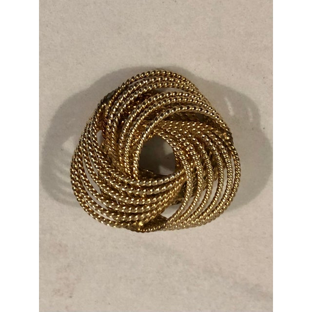 This fabulous 1940s Winard 12K Gold Filled Rope Swirl Brooch Pin will be a wonderful addition to your vintage jewelry...