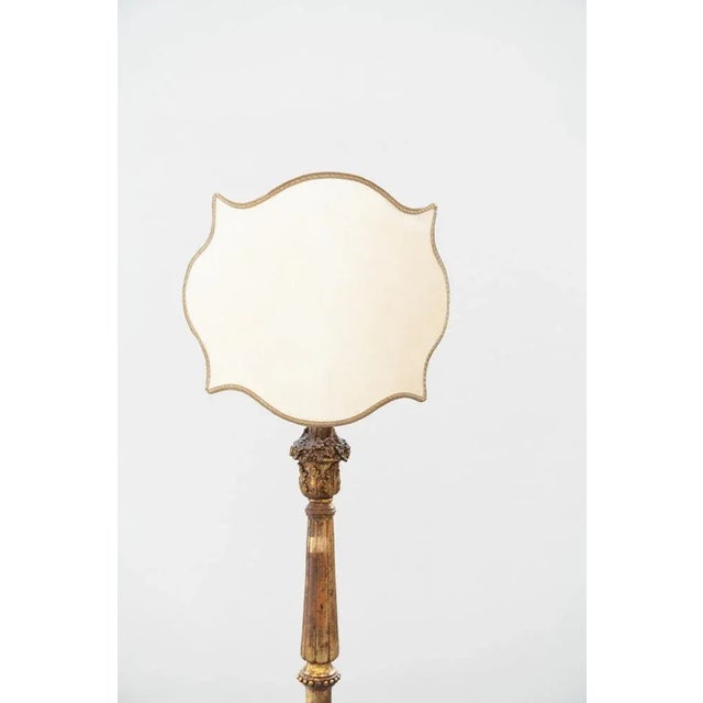 Venetian-style 1960s floor lamp, in gold and wood plastic, light beige fabric. European Plug (up to 250V).The wiring of...